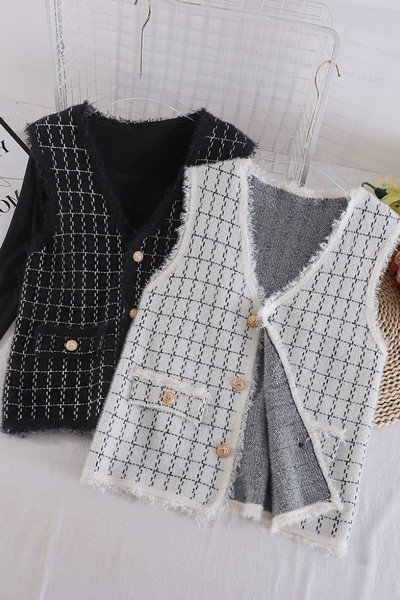 Naiste ruuduline vest kuldsete nööpide ja V-kaelusega