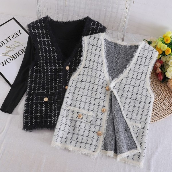 Naiste ruuduline vest kuldsete nööpide ja V-kaelusega