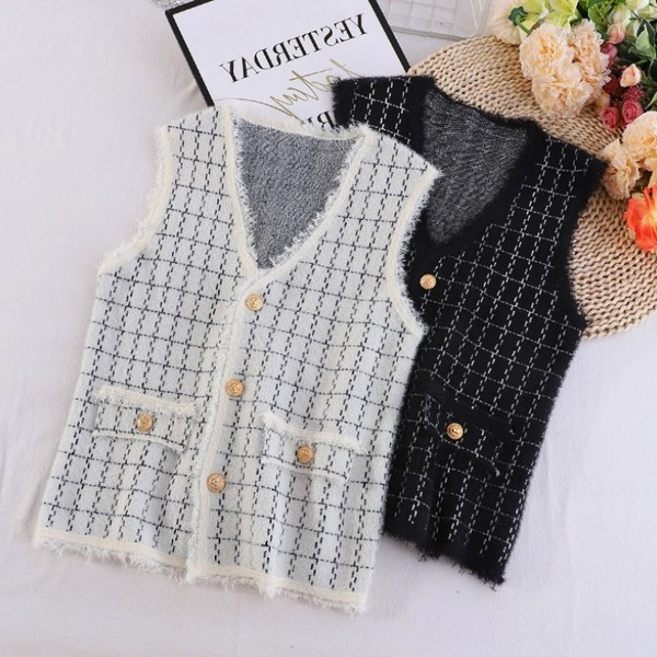 Naiste ruuduline vest kuldsete nööpide ja V-kaelusega