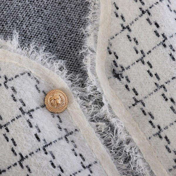 Naiste ruuduline vest kuldsete nööpide ja V-kaelusega