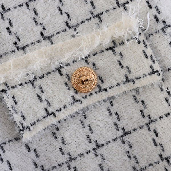 Naiste ruuduline vest kuldsete nööpide ja V-kaelusega