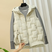 Uus mudel igapäevasest kapuutsiga naistevest