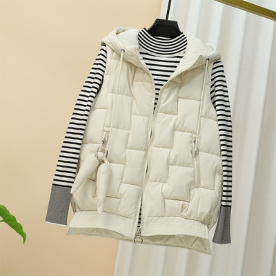 Uus mudel igapäevasest kapuutsiga naistevest