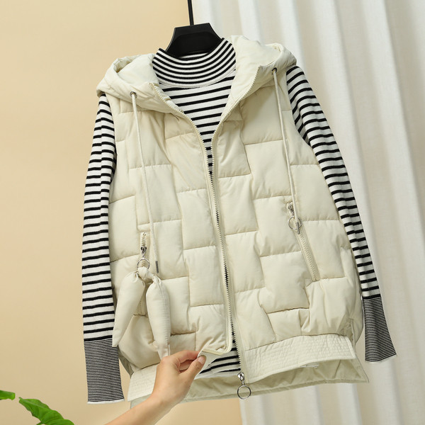 Uus mudel igapäevasest kapuutsiga naistevest