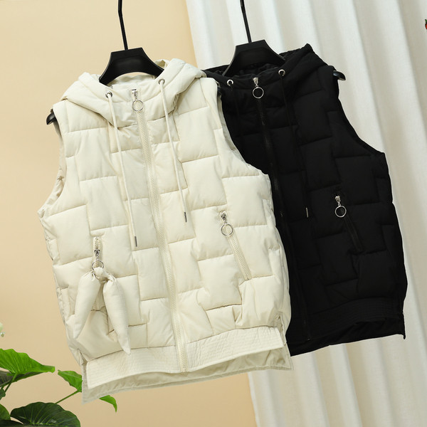 Uus mudel igapäevasest kapuutsiga naistevest