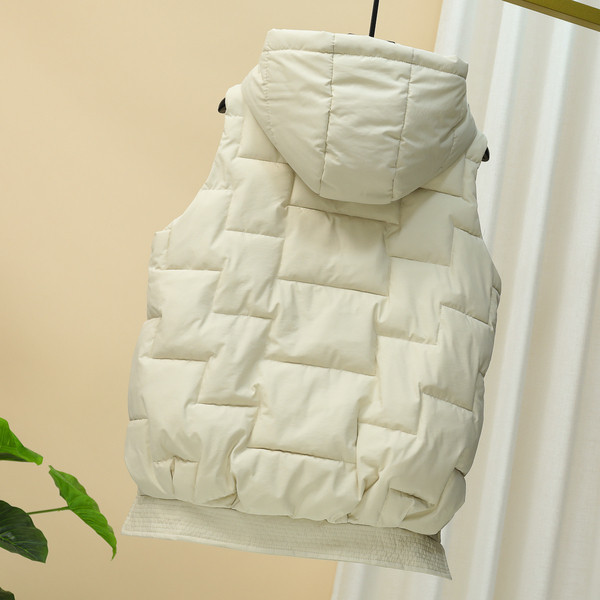 Uus mudel igapäevasest kapuutsiga naistevest