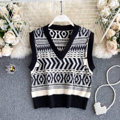 Pleteni ženski prsluk sa špic izrezom