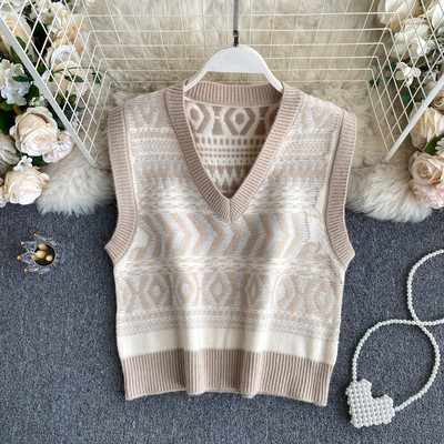 Pleteni ženski prsluk sa špic izrezom