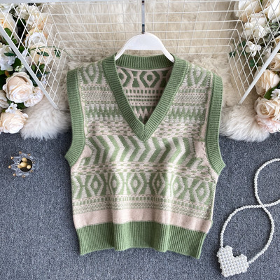 Pleteni ženski prsluk sa špic izrezom