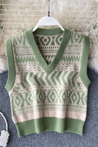 Pleteni ženski prsluk sa špic izrezom