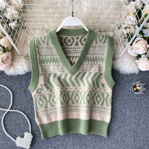 Pleteni ženski prsluk sa špic izrezom