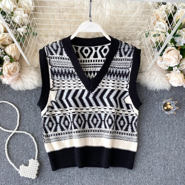 Pleteni ženski prsluk sa špic izrezom