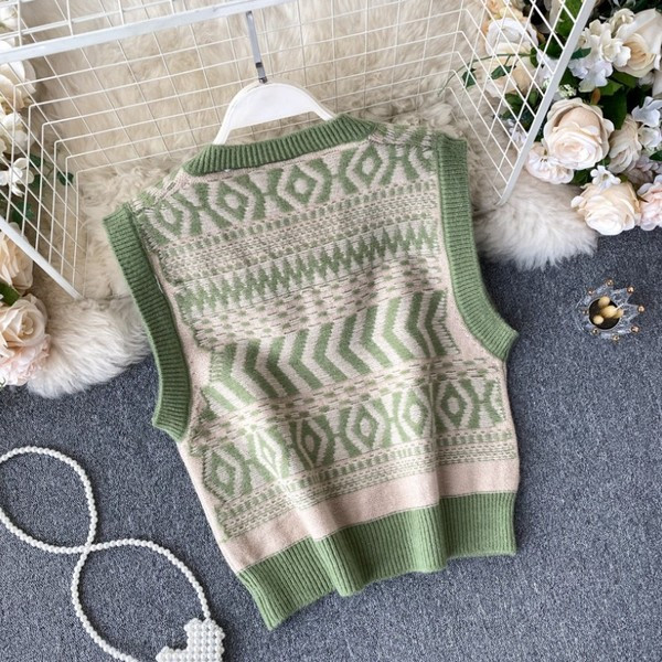 Pleteni ženski prsluk sa špic izrezom