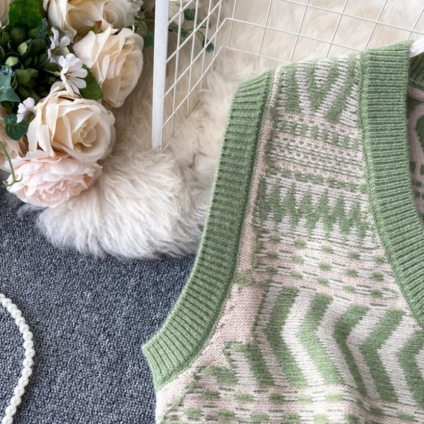 Pleteni ženski prsluk sa špic izrezom