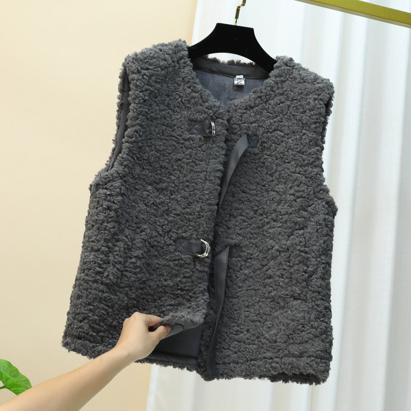 Naujo modelio moteriška liemenė su ovalia iškirpte