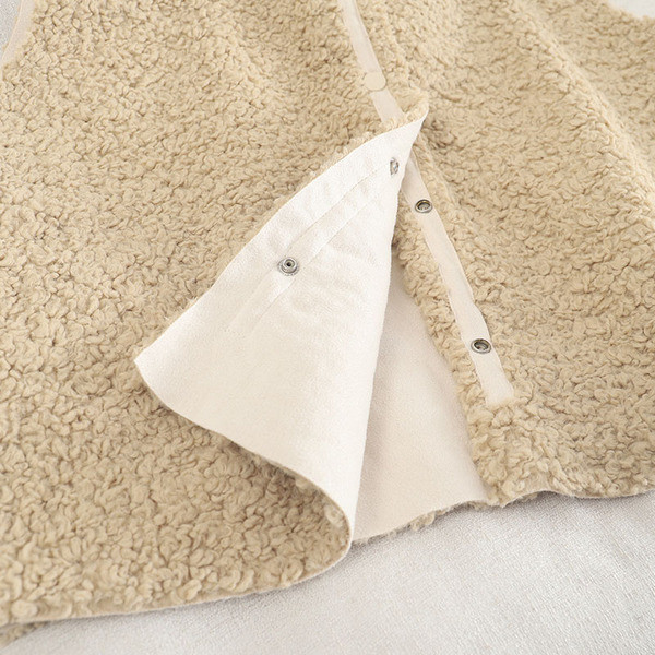 Naiste V-kaeluse ja nööpidega sulevest