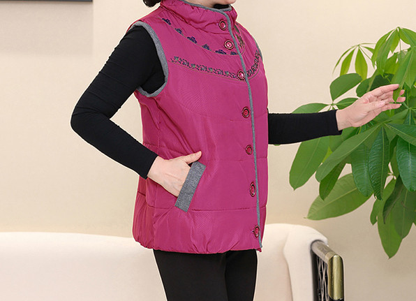 Moteriškos liemenės trumpas modelis su spalviniu elementu