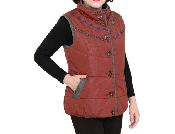 Moteriškos liemenės trumpas modelis su spalviniu elementu