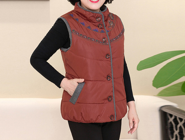 Moteriškos liemenės trumpas modelis su spalviniu elementu