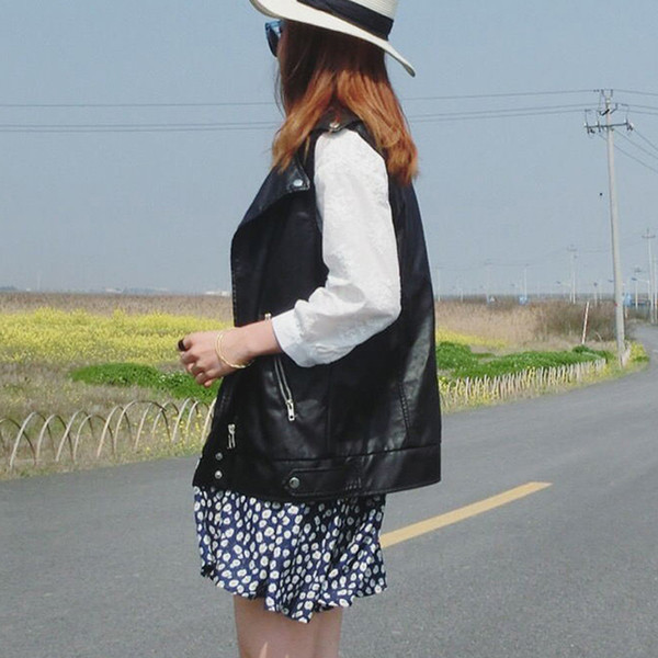 Moderna ādas veste ar rāvējslēdzējiem sievietēm