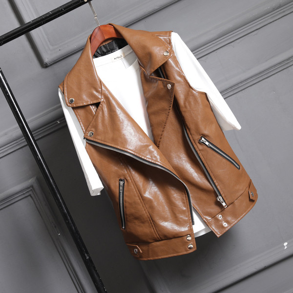 Moderna ādas veste ar rāvējslēdzējiem sievietēm