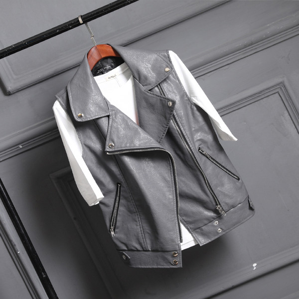 Moderna ādas veste ar rāvējslēdzējiem sievietēm