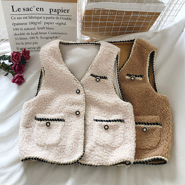 Moteriška pūkinė liemenė su V formos iškirpte ir kišenėmis