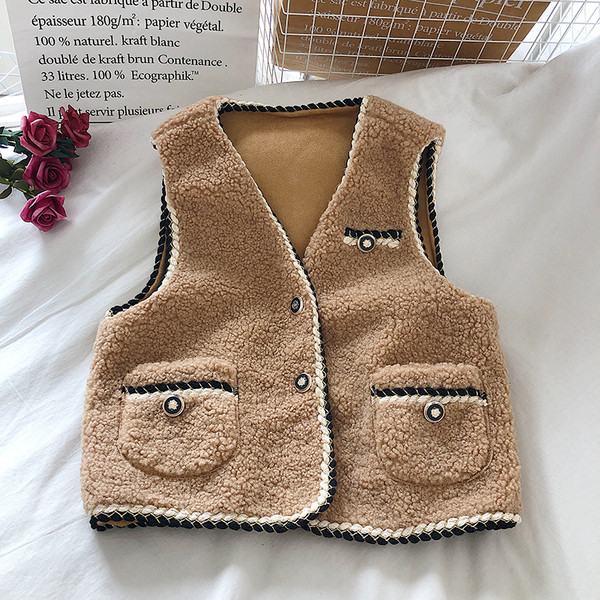 Moteriška pūkinė liemenė su V formos iškirpte ir kišenėmis