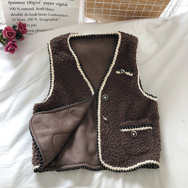 Moteriška pūkinė liemenė su V formos iškirpte ir kišenėmis