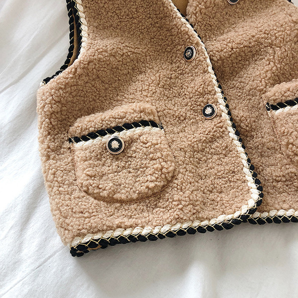 Moteriška pūkinė liemenė su V formos iškirpte ir kišenėmis