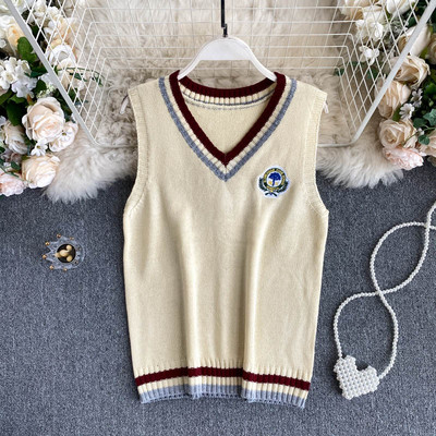 Γυναικείο πλεκτό γιλέκο με ντεκολτέ και έμβλημα