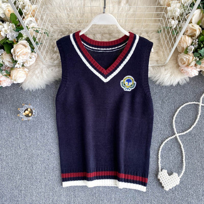 Γυναικείο πλεκτό γιλέκο με ντεκολτέ και έμβλημα