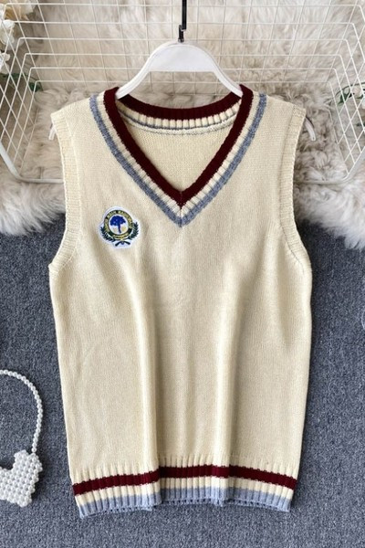 Γυναικείο πλεκτό γιλέκο με ντεκολτέ και έμβλημα