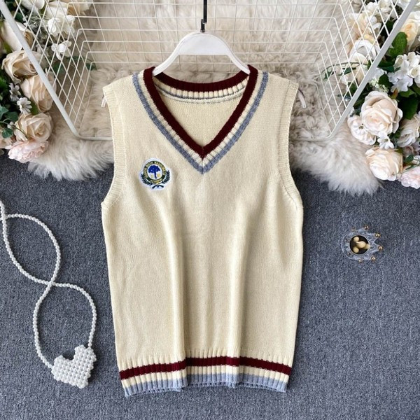 Γυναικείο πλεκτό γιλέκο με ντεκολτέ και έμβλημα