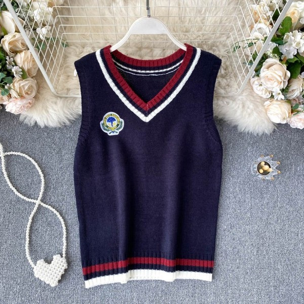 Γυναικείο πλεκτό γιλέκο με ντεκολτέ και έμβλημα