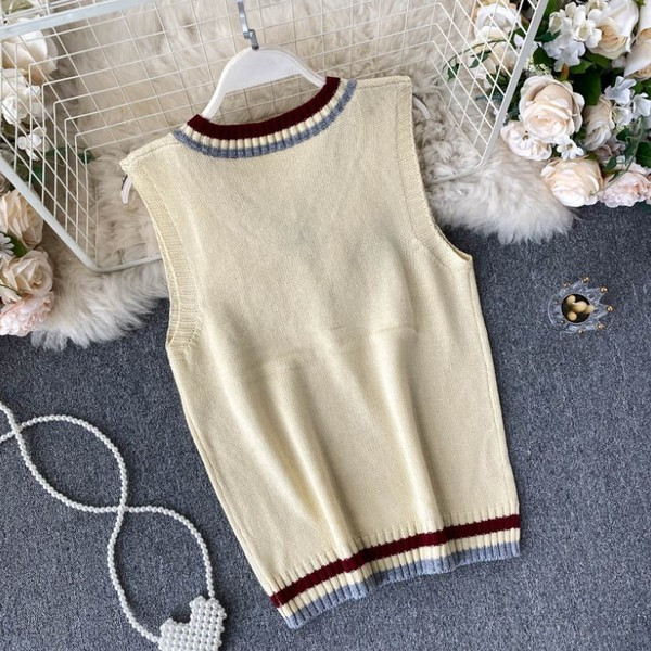 Γυναικείο πλεκτό γιλέκο με ντεκολτέ και έμβλημα