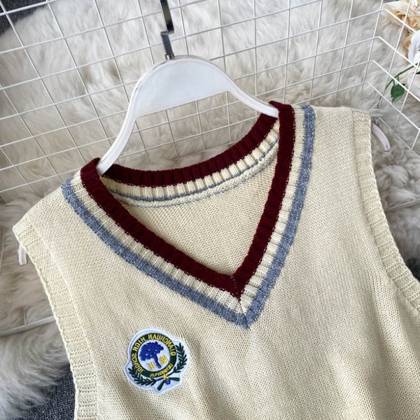 Γυναικείο πλεκτό γιλέκο με ντεκολτέ και έμβλημα