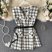 Must-valge ruuduline naiste kampsun vöökohal vööga