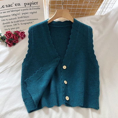 Naiste talvevest nööpide ja spitsikaelusega