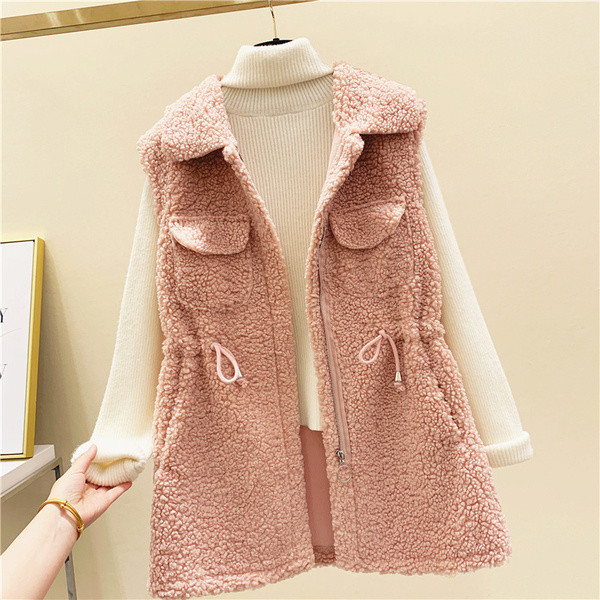 Naiste mitmes värvitoonis lipsude ja taskutega sulevest