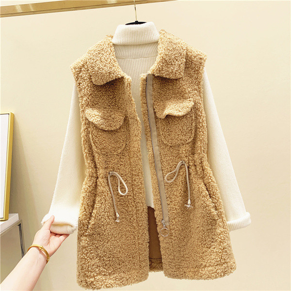 Naiste mitmes värvitoonis lipsude ja taskutega sulevest