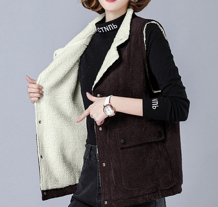 Šiuolaikinė moteriška liemenė iš velveto su sagomis ir dydžiais 3XL