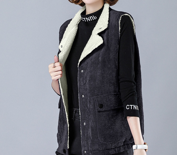 Šiuolaikinė moteriška liemenė iš velveto su sagomis ir dydžiais 3XL