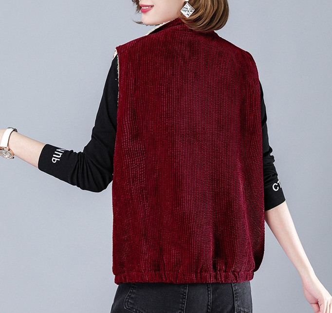 Šiuolaikinė moteriška liemenė iš velveto su sagomis ir dydžiais 3XL