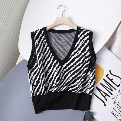 Trumpa laisvalaikio liemenė su špico iškirpte ir gyvūnų raštu