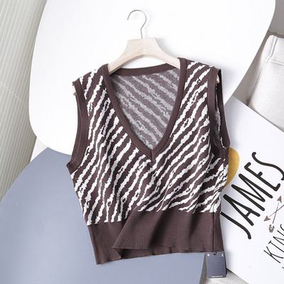 Trumpa laisvalaikio liemenė su špico iškirpte ir gyvūnų raštu