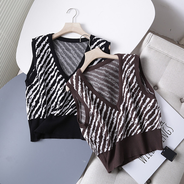 Trumpa laisvalaikio liemenė su špico iškirpte ir gyvūnų raštu