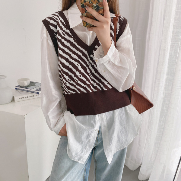 Trumpa laisvalaikio liemenė su špico iškirpte ir gyvūnų raštu