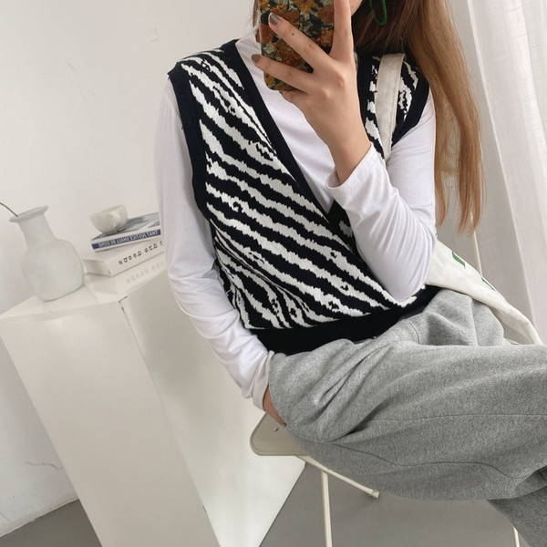 Trumpa laisvalaikio liemenė su špico iškirpte ir gyvūnų raštu