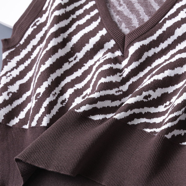 Trumpa laisvalaikio liemenė su špico iškirpte ir gyvūnų raštu